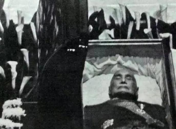 1975年，蒋介石卧在病榻上，奄奄一息，他忽然缓缓抬眼望向宋美龄，用尽力气轻声说