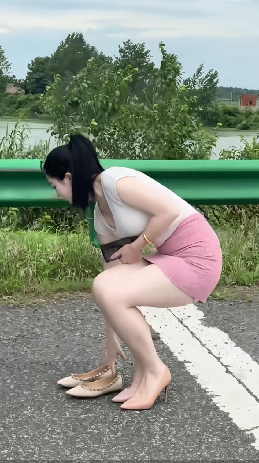 女司机后备箱里都有一双漂亮的高跟鞋！开车的时候穿平底鞋，下车以后立马从后备箱换上