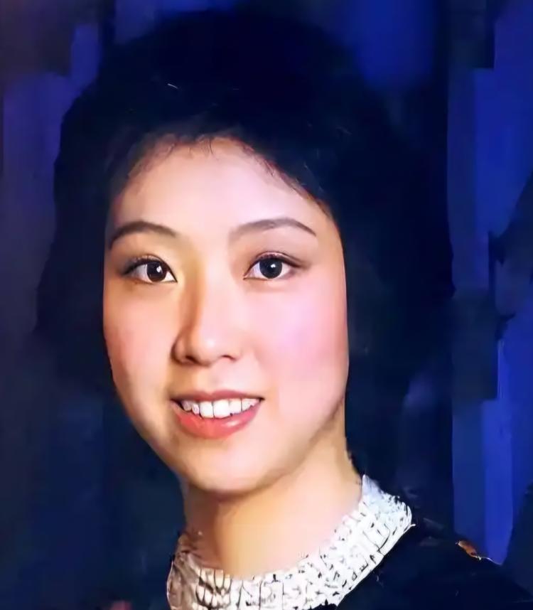 6次怀孕5次堕胎，终因大出血致终身不孕。1992年她遭前夫抛弃，远走异国，却遇良