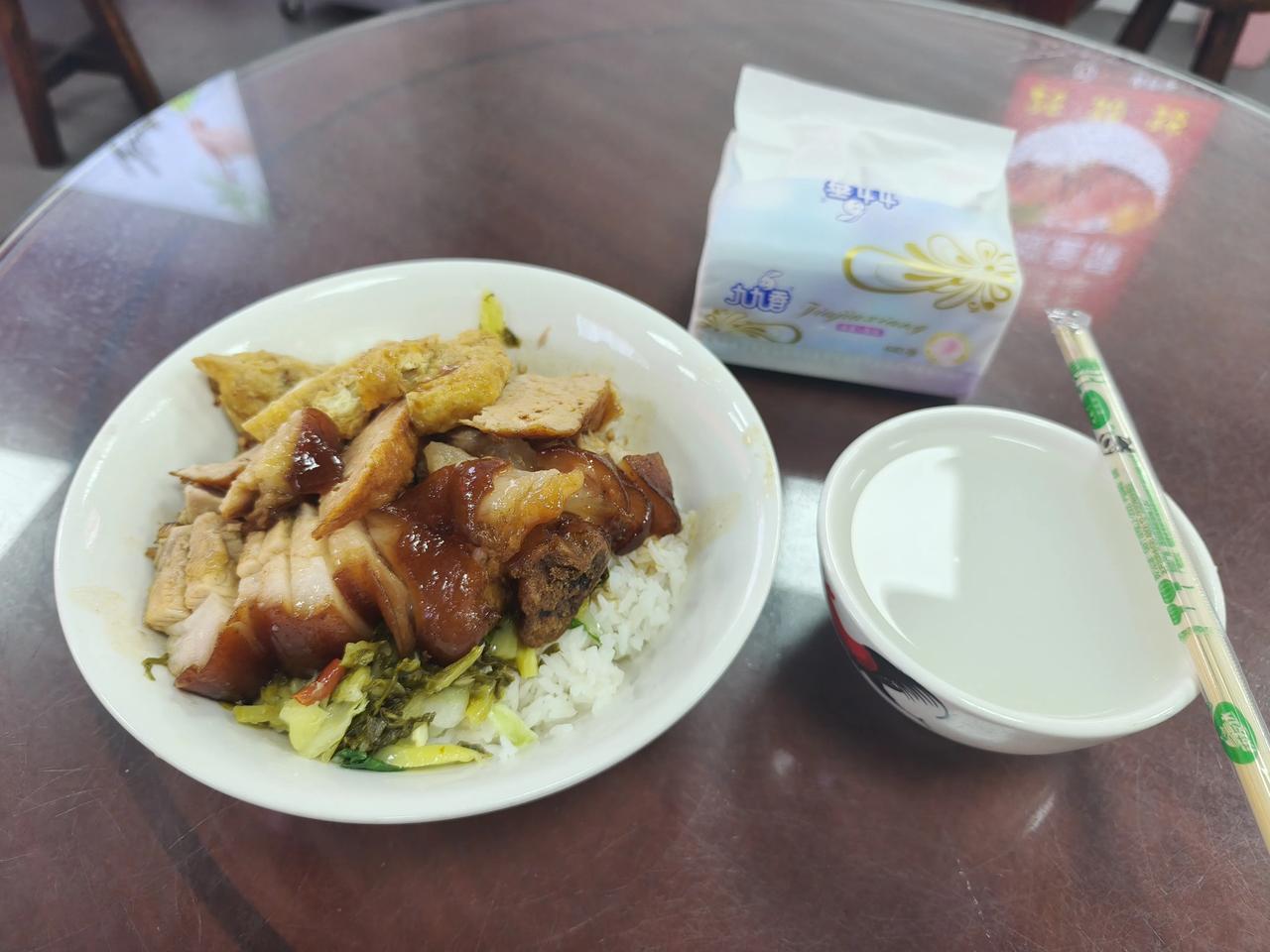 在珠三角随处可见的穷人的快餐，我作为一个77岁的穷老头，每星期都会光顾，因为这家