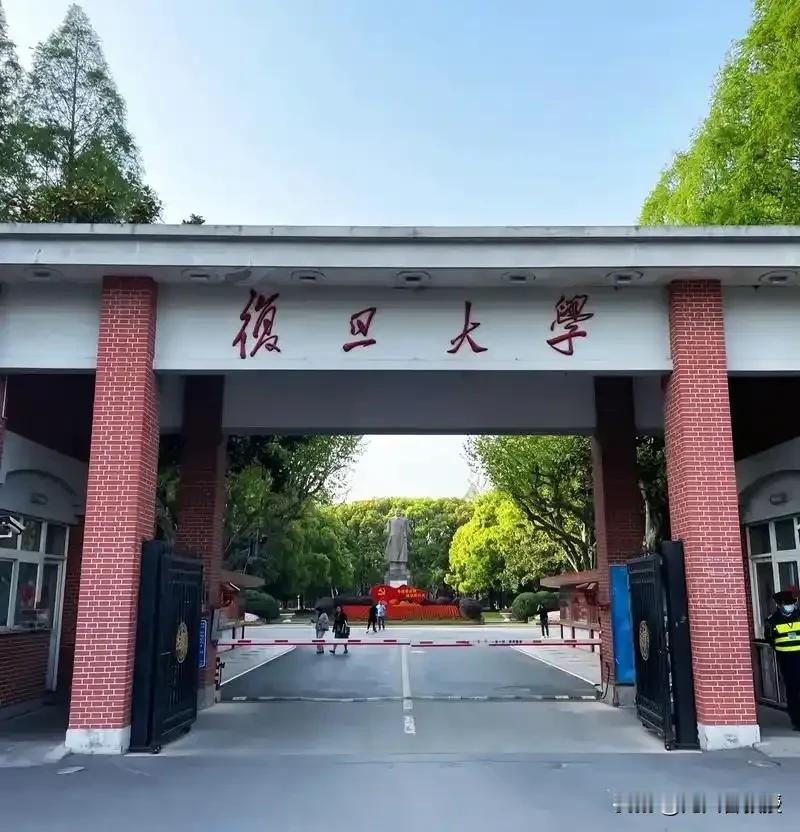 复旦大学校长金力接受《南方周末》采访时表示，复旦大学的文科招生比例会从原来的百分