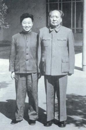 1976年9月9日，当一男子得知毛主席逝世后，当即便拿起了剪刀直接冲向了