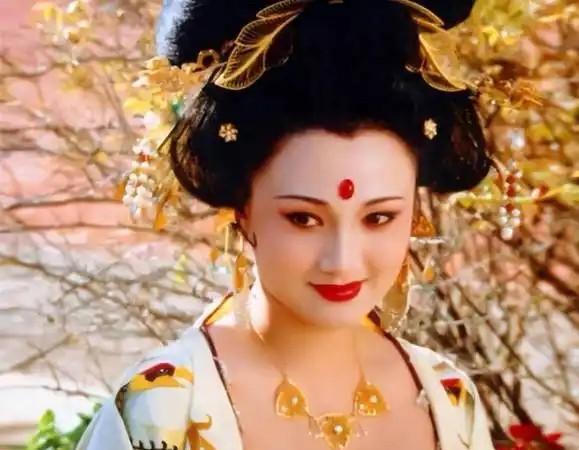 742年，18岁的杨玉环正在沐浴，55岁的李隆基再也按捺不住，直接闯进华清