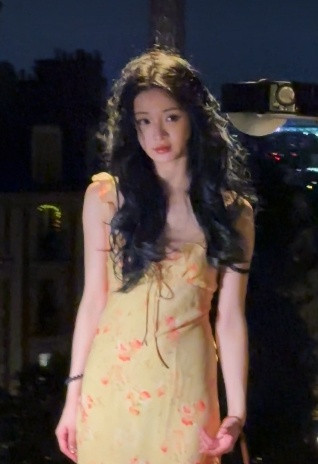 巴黎街头的周洁琼周洁琼巴黎松弛感真的是美得我眼前一亮又一亮，巴黎街头的周洁琼，
