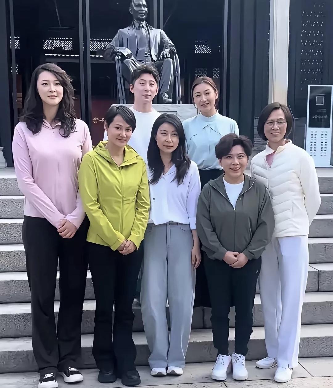 不知道你发现了没，身材高挑的人都是比较有气质的美女，她穿搭随意，站在人群里都会特