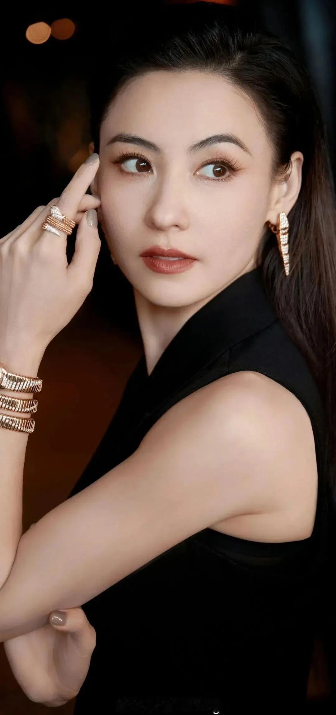 14年搭档，竟拿她的“单亲妈妈”身份当软肋捅？张柏芝撕开的，哪是合约，是娱乐圈