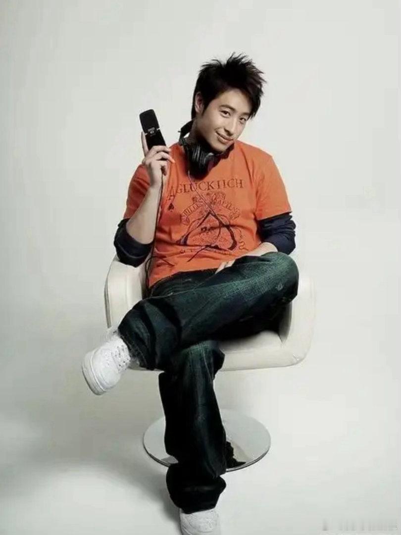 潘玮柏20年前的衣服还能穿跟周杰伦合照的外套居然是06年款！潘玮柏用实际行动辟