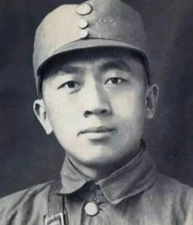 1942年，警卫递给粟裕一包烟，没想到粟裕看到烟盒和里面的字顿时脸色大变，并命令