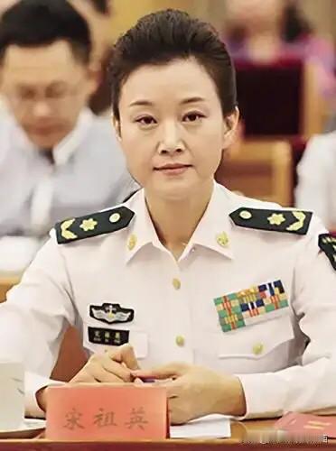 两位都是歌唱家，颜值上看白雪长相大气，一张福相脸特别的好看，比宋祖英颜值耐看一些