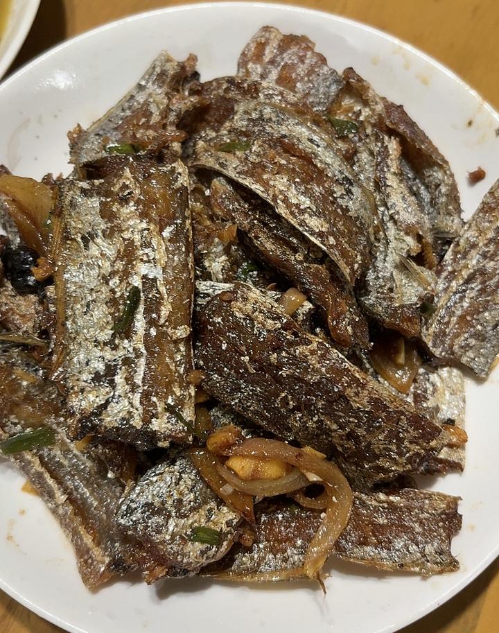 今天晚上，家里面吃带鱼，配上一点可乐的话，这真叫绝配呀带鱼的制作方法比较繁