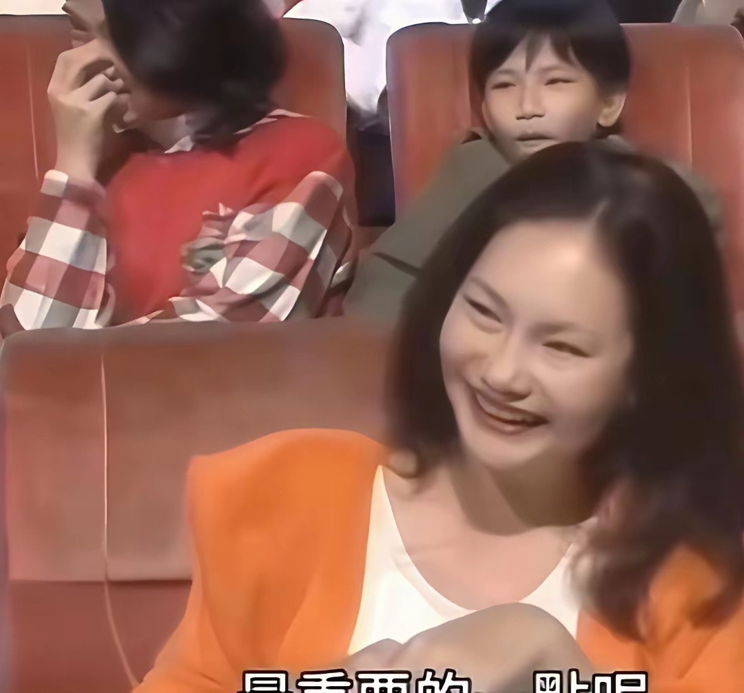 这样看她们两姐妹都挺像她们妈的不过她们妈年纪越大，眼神越有点不舒服的感觉