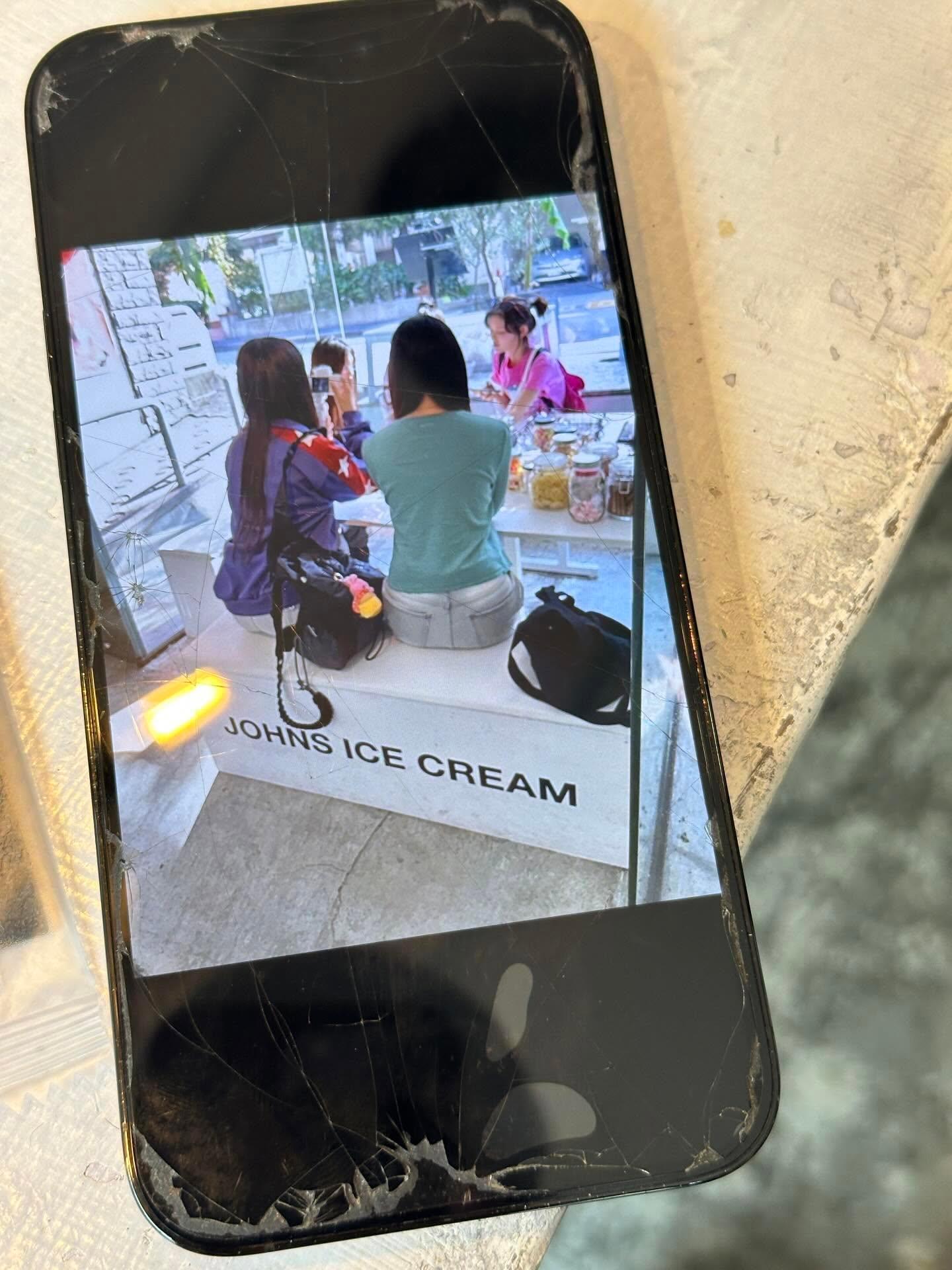 原帖：“我们去了他们常去的那家冰淇淋店，点了同样的冰淇淋，边吃边聊。老板一直看着