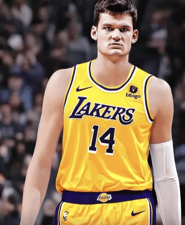 湖人连续两年追逐未果的心仪中锋赛季报销！休赛期曾要价里弗斯＋多首轮！媒体最新报