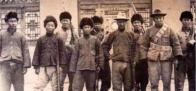 1989年9月，82岁的冯仁杰拿着刚买好的肥皂走在回家的路上，突然被一个人拉住：