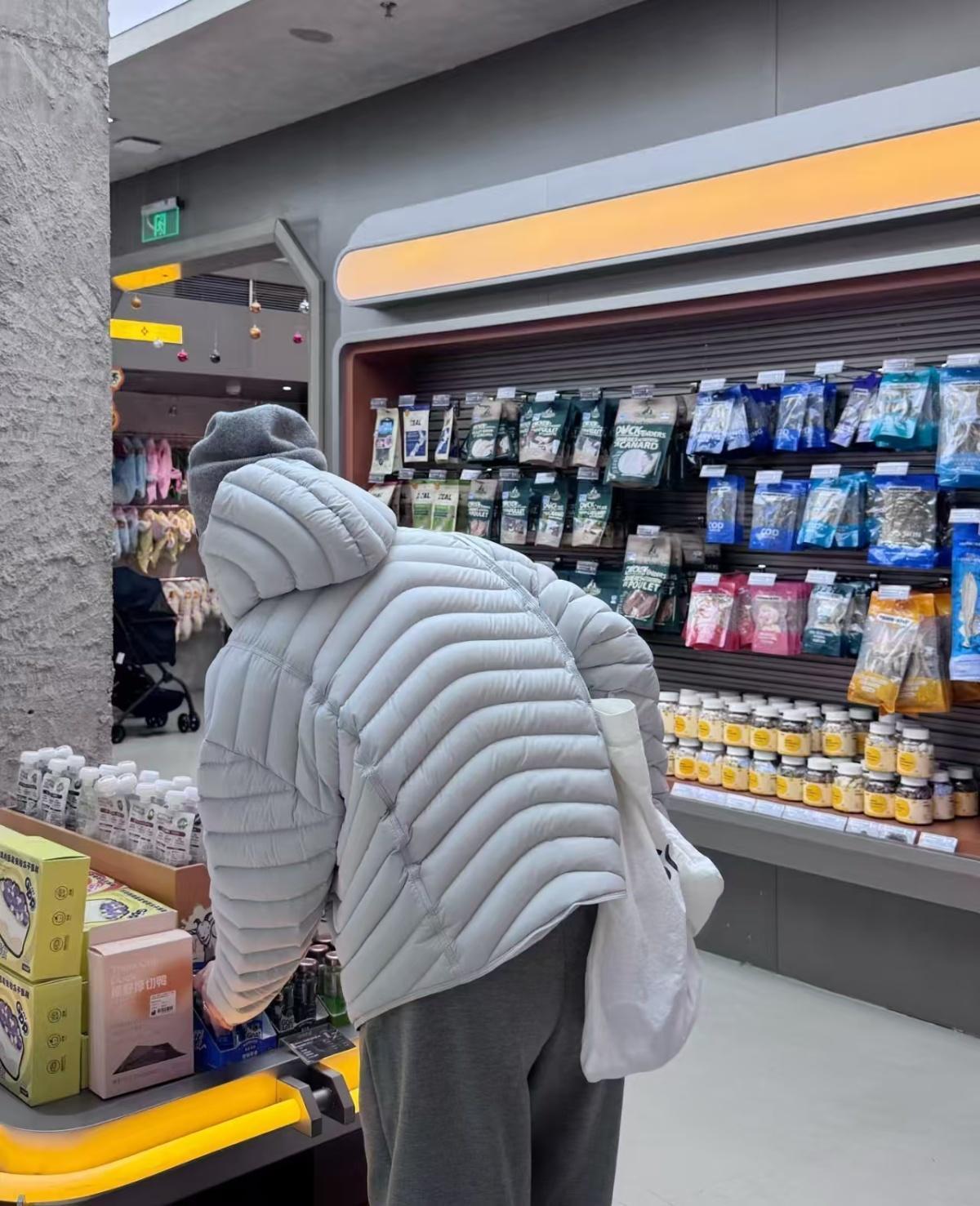 郑州银基这款“薄羽绒服”，暖冬卖爆了！郑州银基广场的羽绒服商家，这回可算缓