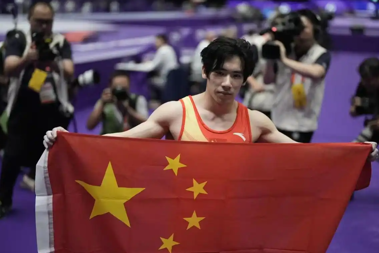 亚运会含金量最高的一块金牌。张博恒体操男子个人全能。为什么说是含金量最高？因为含进去了两枚奥运金牌。