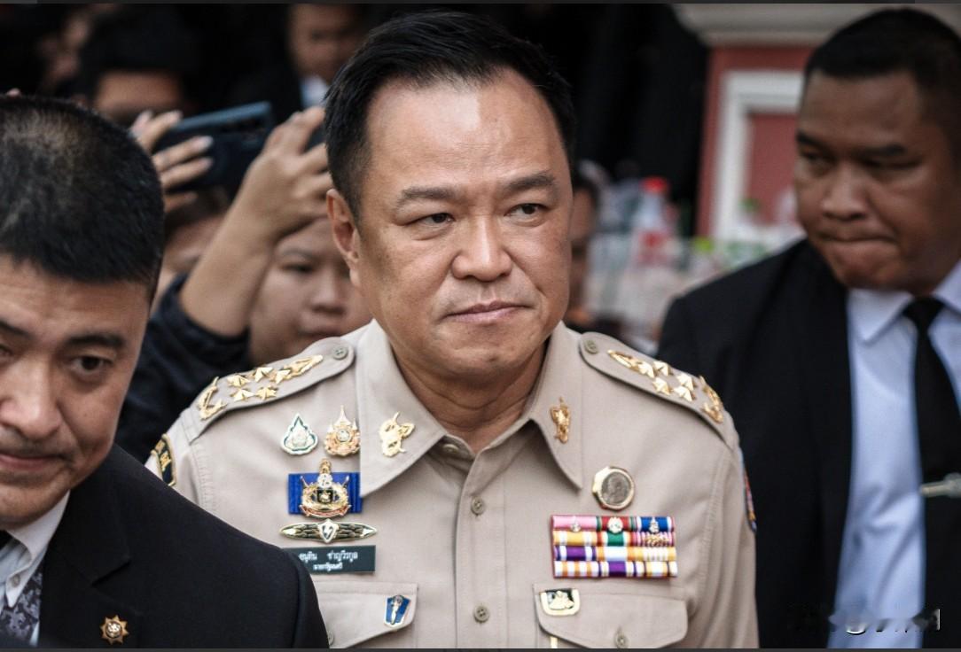 不出意外意外还是发生了泰国总理宣布解散下议院，重新大选！12月11日，泰国