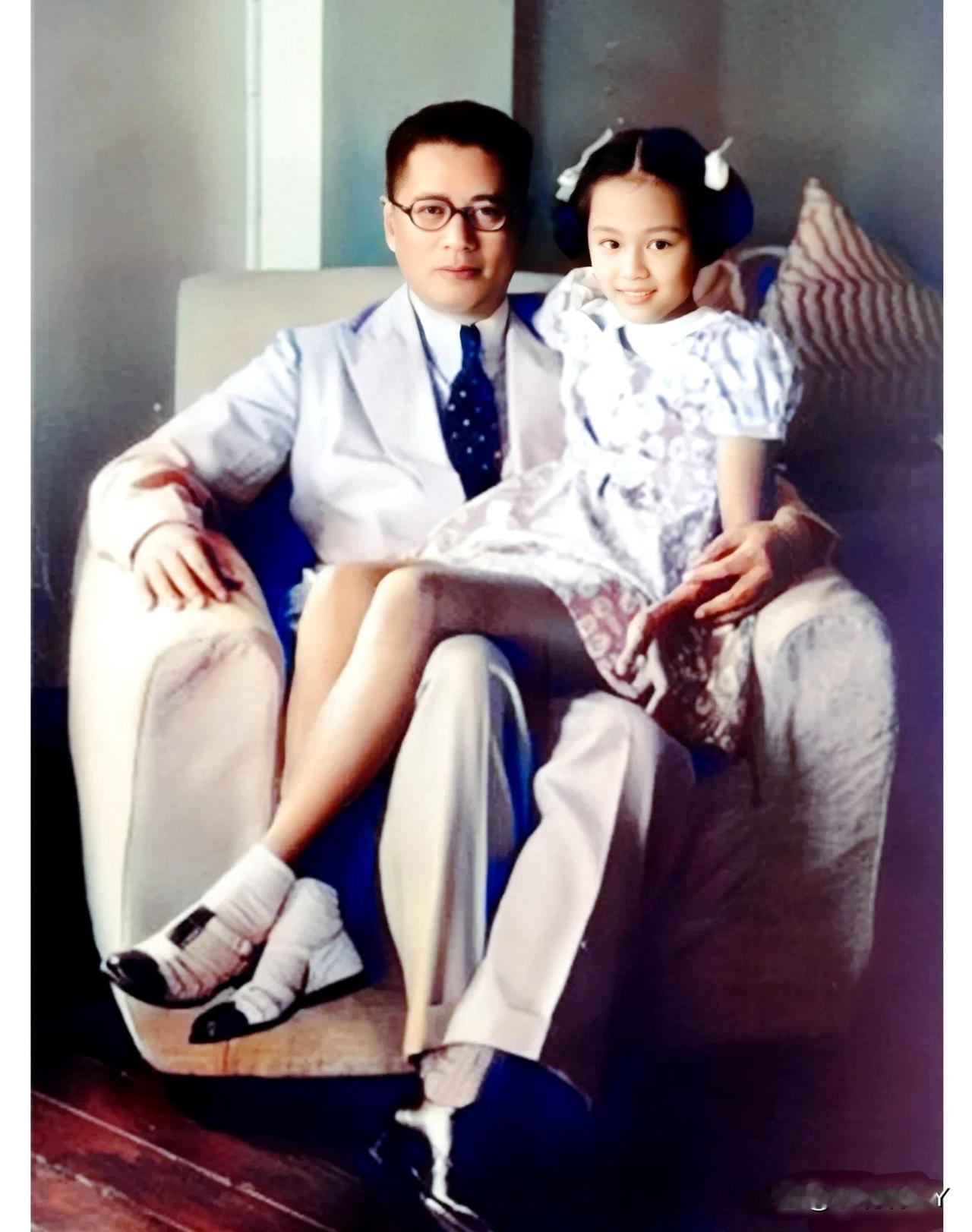 上世纪30年代，上海，在别墅内坐在软椅上的宋子文与他的长女宋琼颐。这不是演员饰演