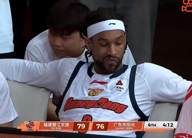 萨林杰现在是想开了，反正已经是全额保障合同了，打成什么样你都不会裁掉我，我就是一