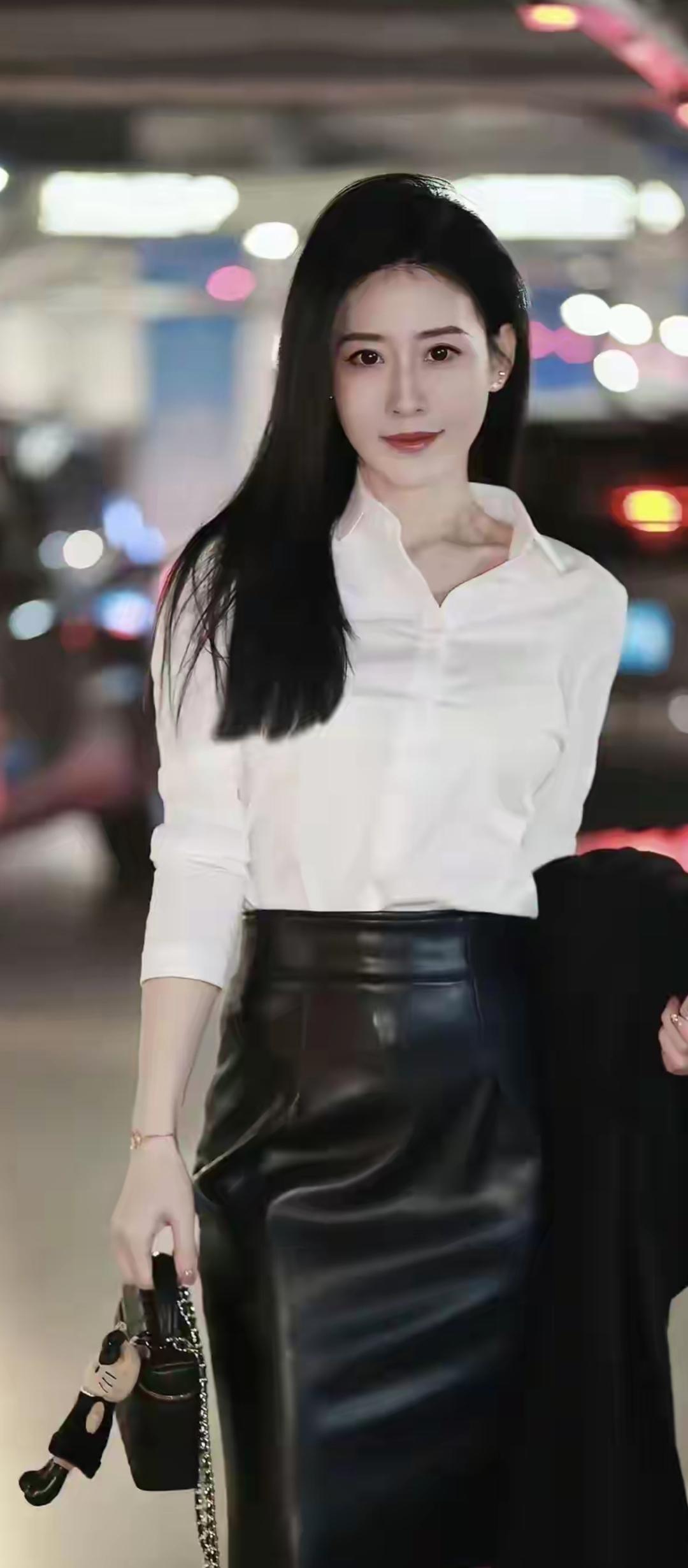 都市女郎穿搭指南：白衬衫+黑皮裙，时尚又优雅！