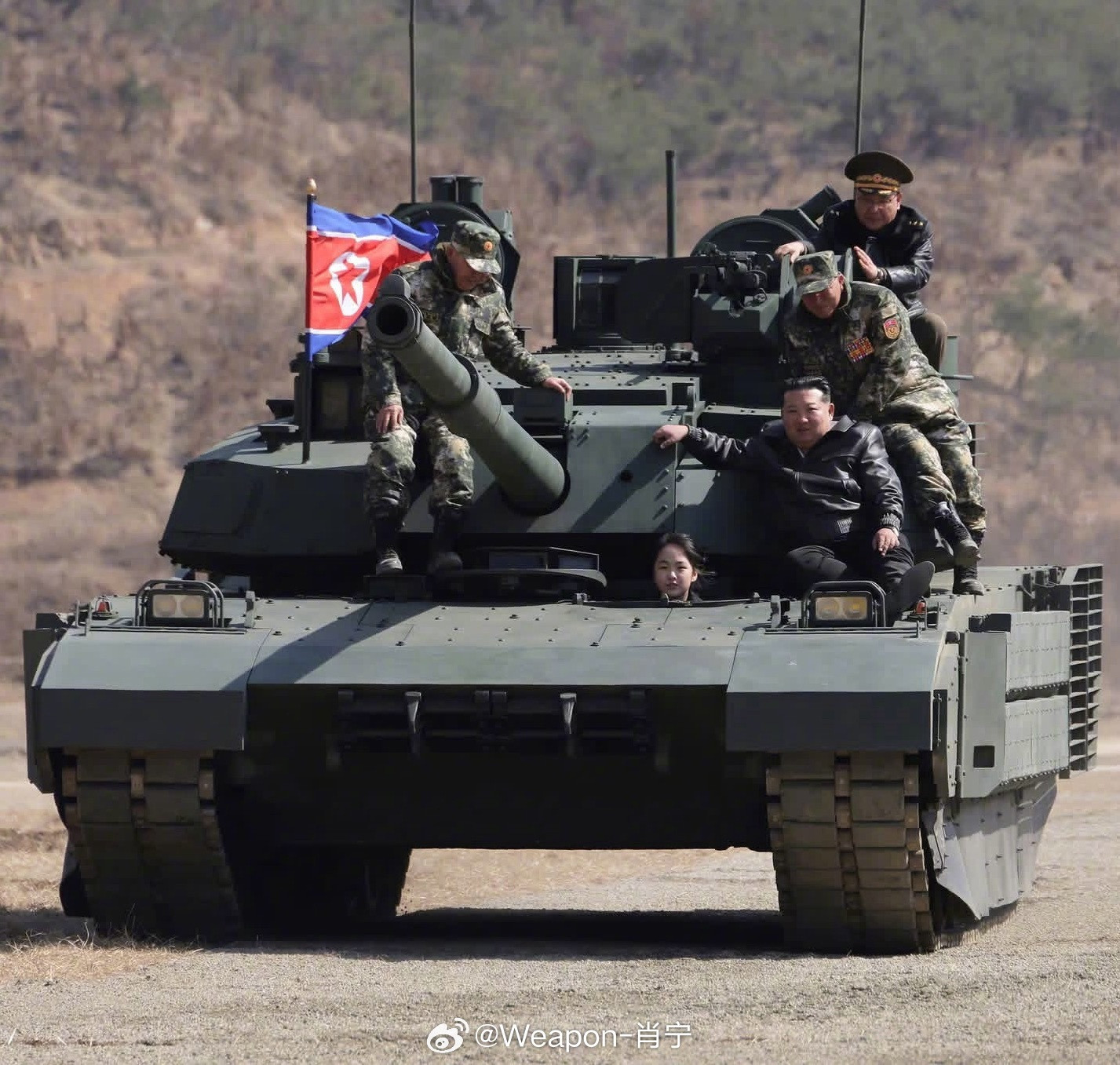 兵器影像大公主开坦克，看来新型坦克的电控技术还可以，小姑娘可以轻松驾驭。