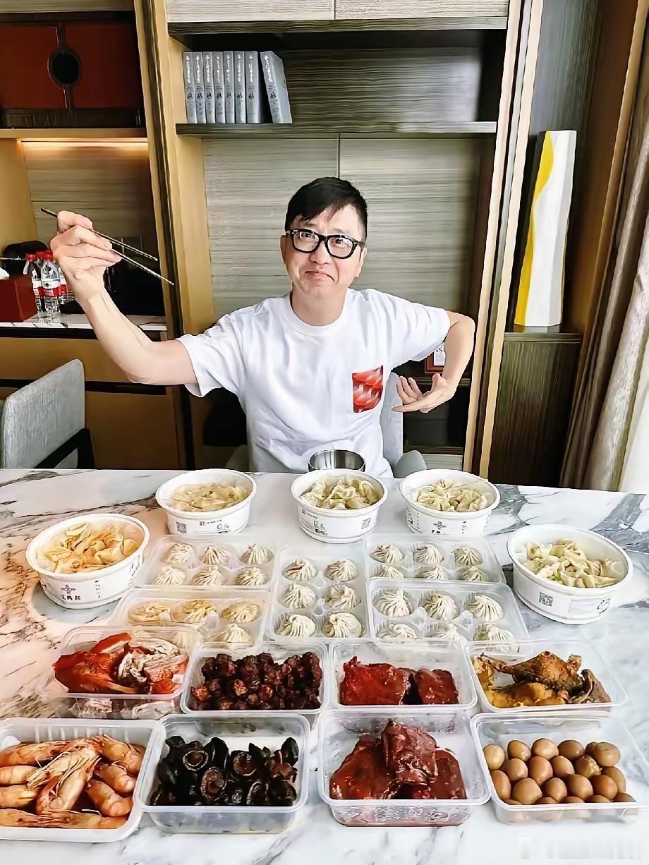 庾澄庆吃饺子不蘸料？这我忍不了！60多岁的庾澄庆，一桌子大鱼大肉不吃，非吃饺子。