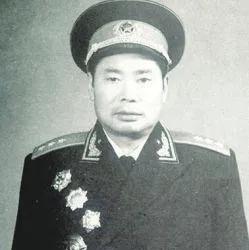 1938年，八路军344旅旅长出现空缺，朱德、徐海东、黄克诚都推荐了同一个人，可