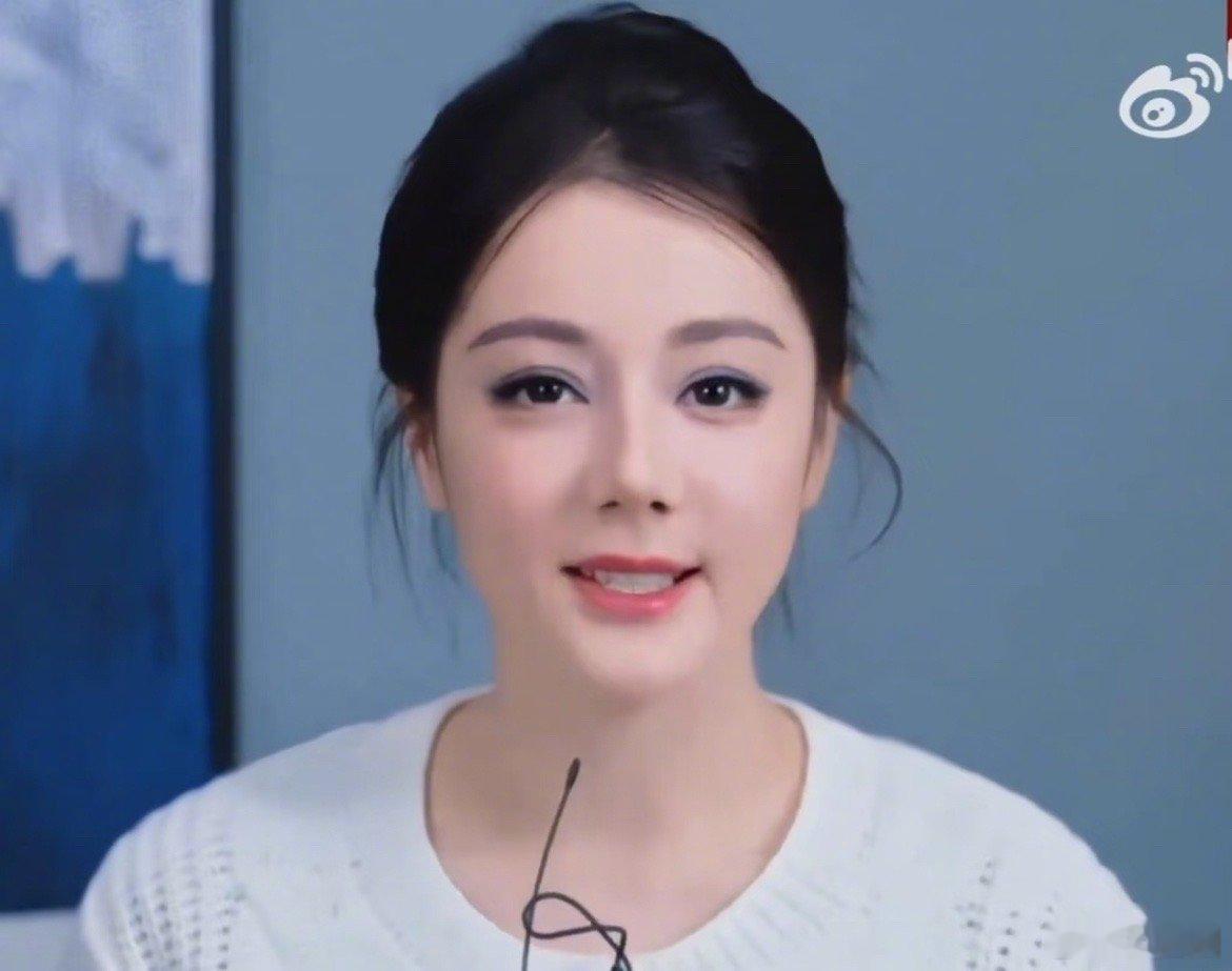 迪丽热巴脸上有肉了是不是更可爱了～