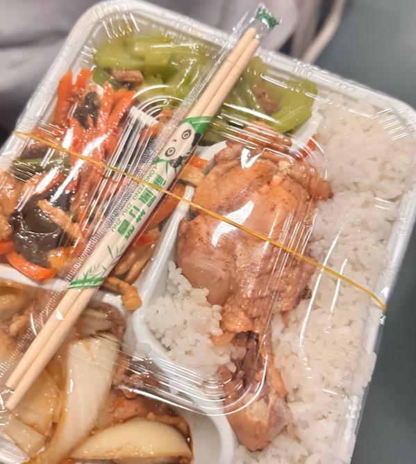 火车明明有上千名的乘客，为什么连几十份的盒饭也卖不掉？乘务员推着餐车在车厢里