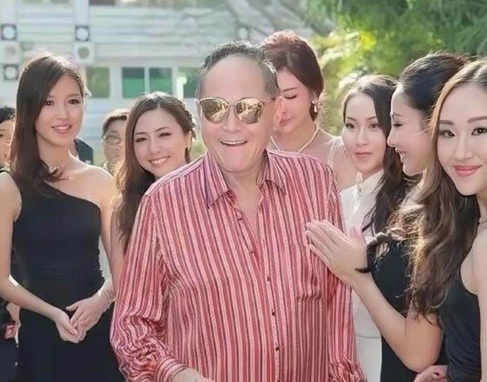 年过八旬的富豪赵世曾有个怪癖，只要女友一怀孕生下孩子，立马就和她们分手，而且为了