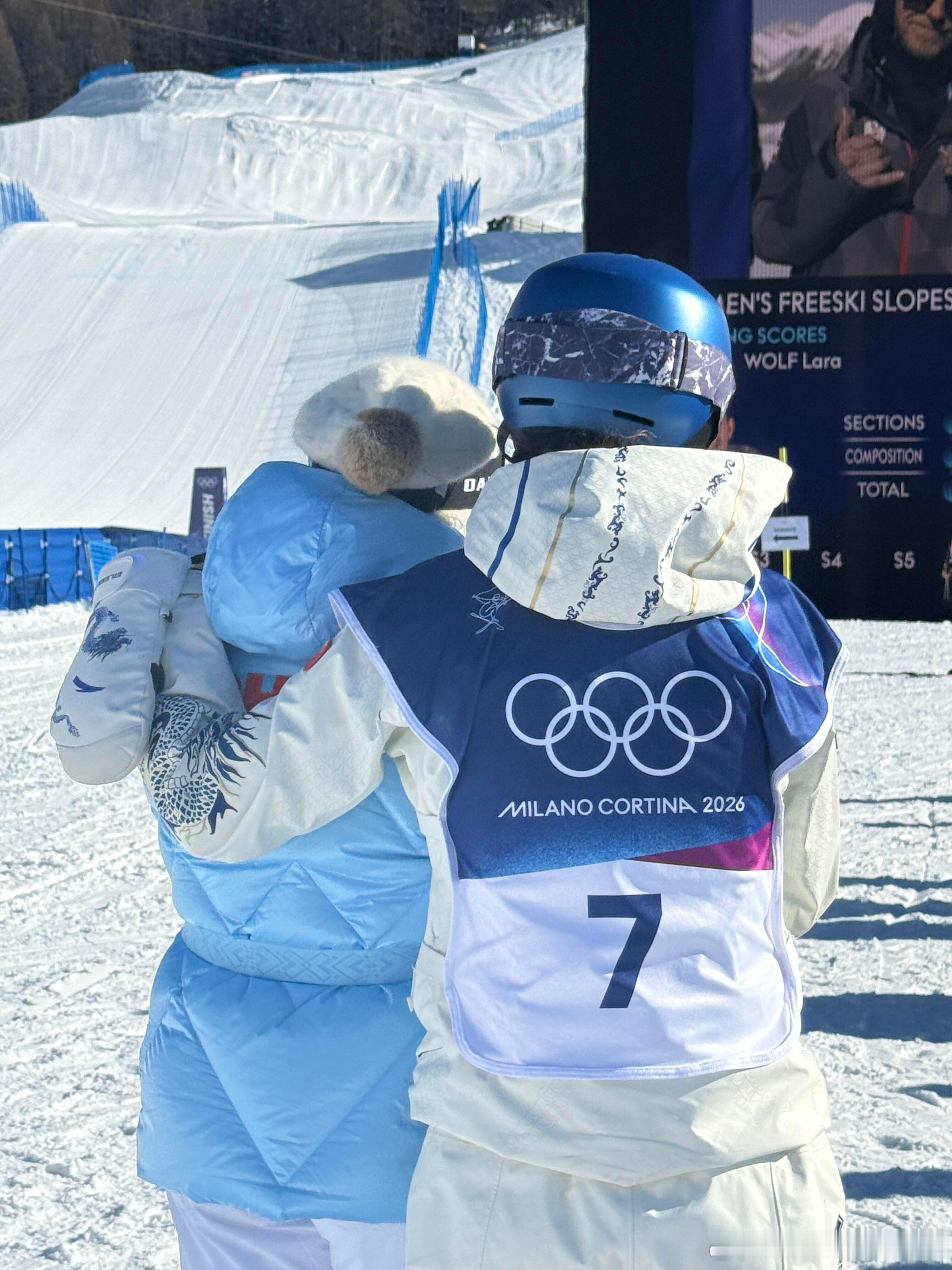 谷爱凌晒妈妈直拍镜头被爱凌和妈妈的母女情感动了爱凌失误时暖心拥抱安慰爱凌比赛时不