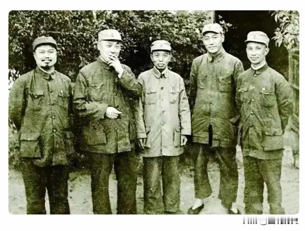 这张老照片拍摄于四十年代！华东野战军也就是后来的第三野战军的五位高级将领的一