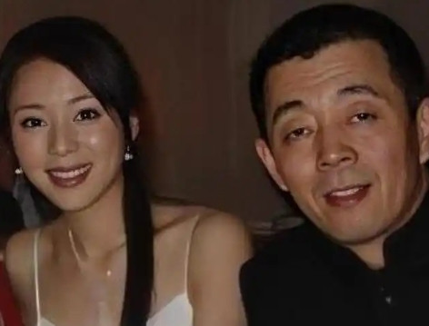 ☁顾长卫拍摄《孔雀》时，与23岁的张静初传出了绯闻。老婆蒋雯丽知道后，带着