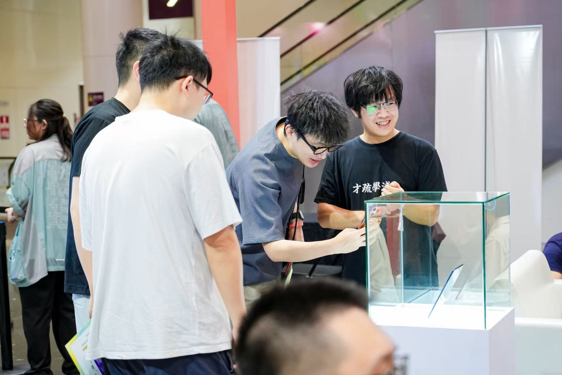 诶？联想居然还有游戏平板新品没发？有网友发现在深圳核聚变游戏嘉年华上，一台联想拯