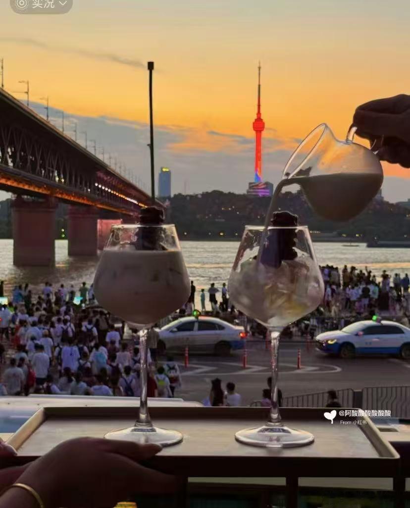 武汉的夜晚烟火气拉满，光谷步行街别具一番风味。各国风情的建筑在灯光下如梦如幻，