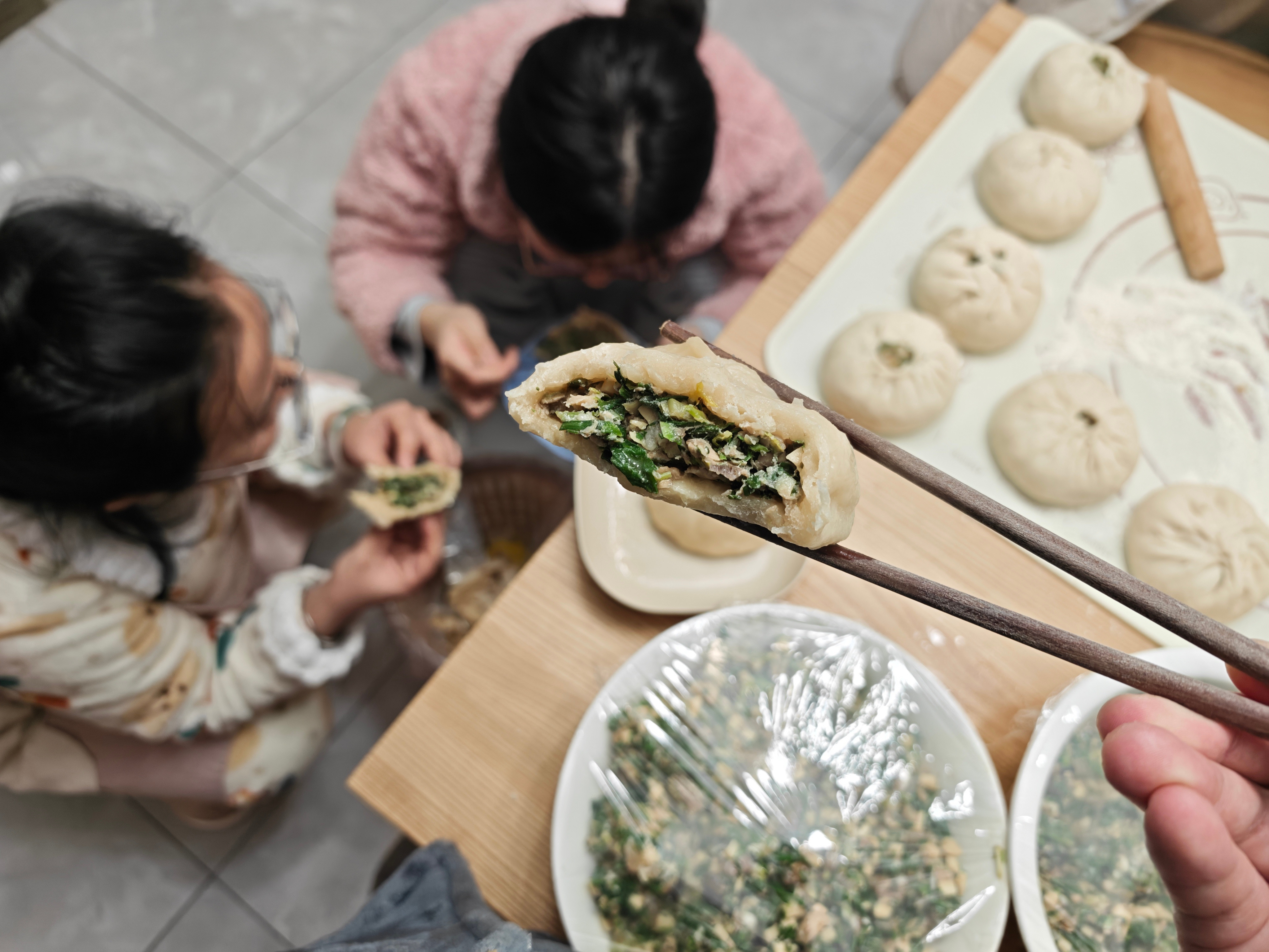 蒸了一晚上包子，发现酵母是过期的，面粉也是用的高筋的，好在馅儿没翻车，就纯吃馅儿