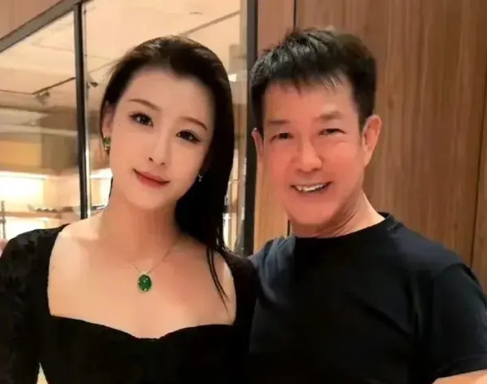 68岁元彪状态惊艳众人！与美女舞蹈家共餐，冻龄身材引热议