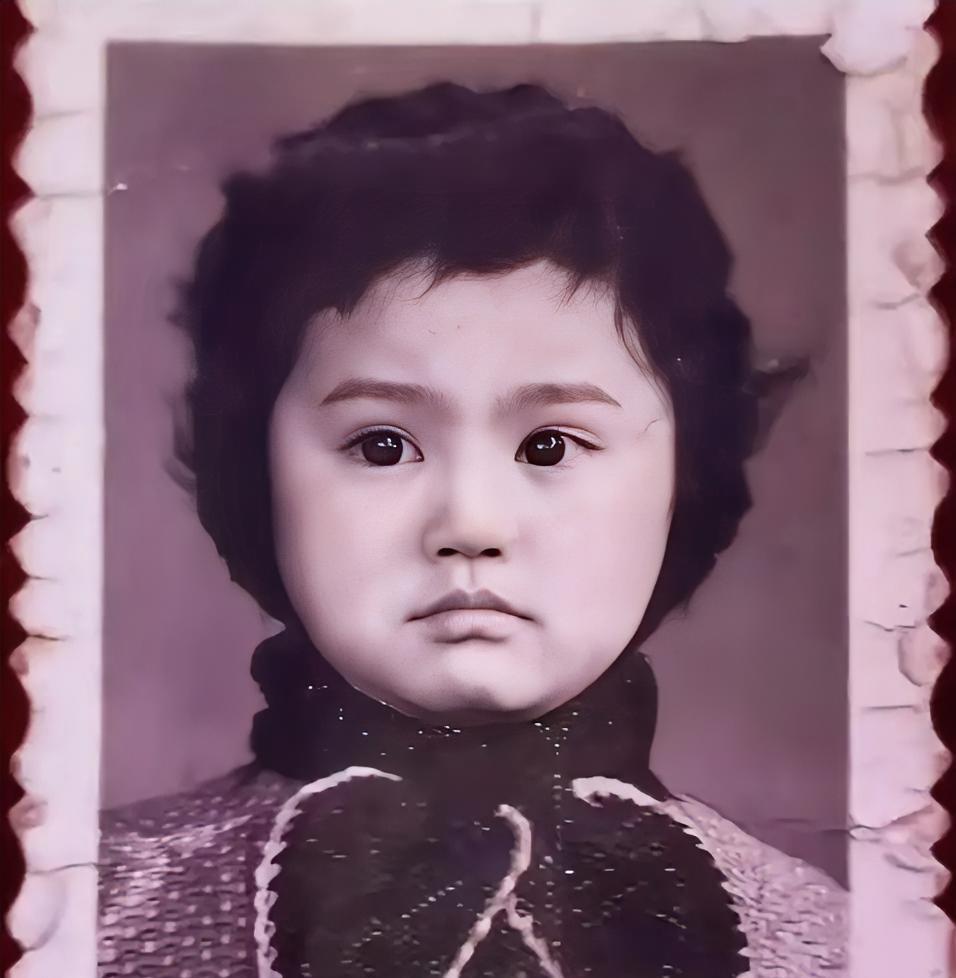 宁静现在气场能压死半个娱乐圈。但她小时候被一群男孩吓哭过。那时候她长得像洋娃