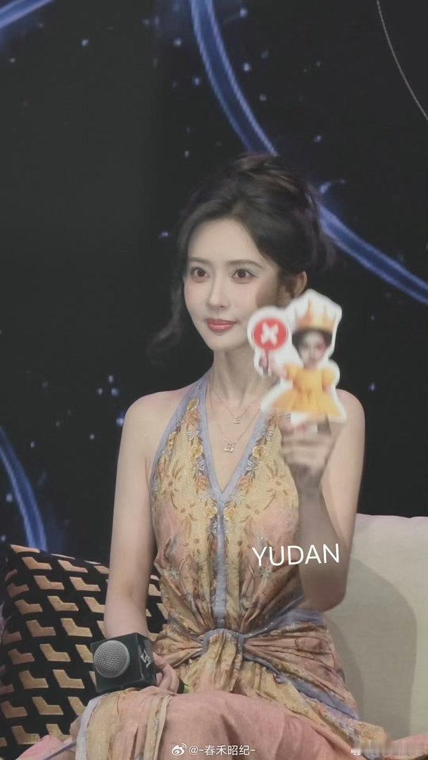 孟子义泰媒生图优越骨相无惧近距离镜头考验，一身造型精致亮眼，从头到脚散发柔和光晕