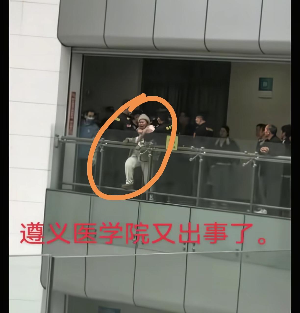 在网上看到一个妈妈在医院楼上想跳楼好心疼这个妈妈,一个人面对那么多高高大大的男