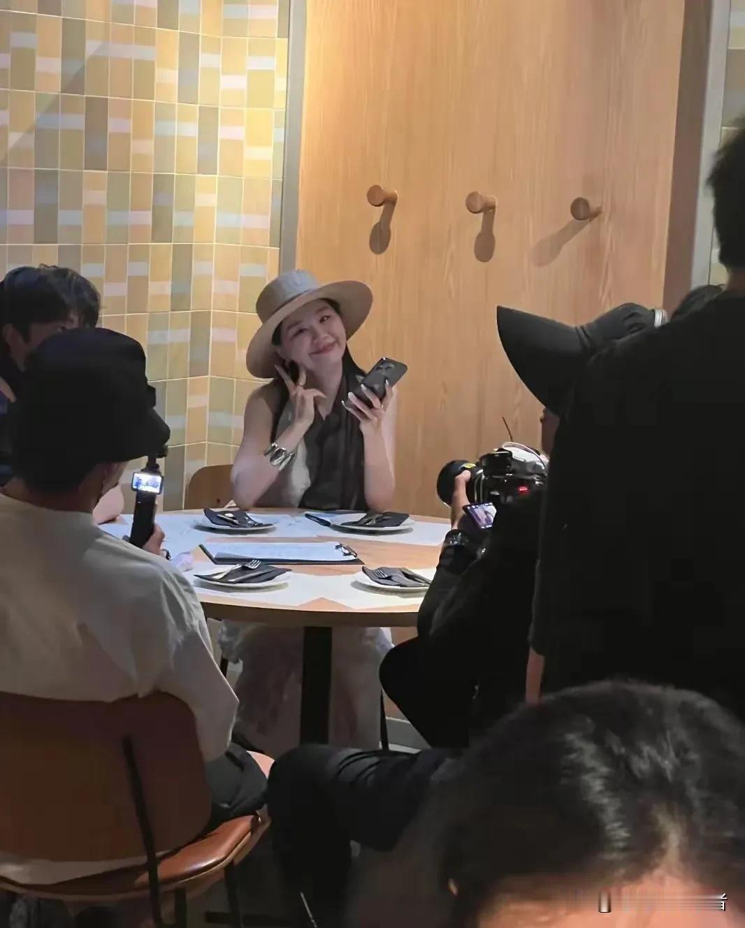 果然当了妈就不一样了，金靖生完孩子后真的比以前还要开朗，满脸幸福的感觉，这和帅气