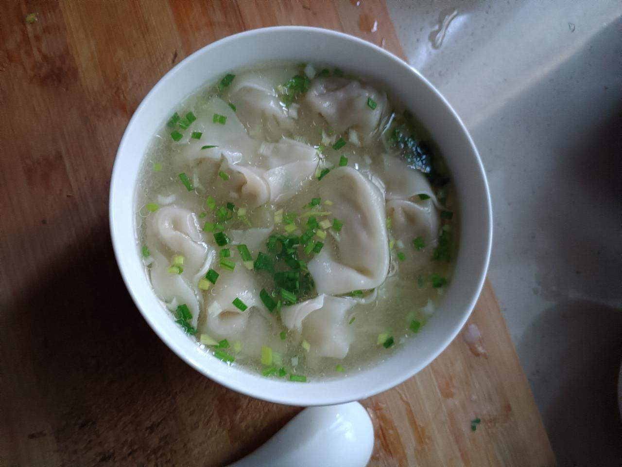 早上一碗猪油汤菜肉馄饨，一只煮鸡蛋卧底。没有科技狠活，只有清香