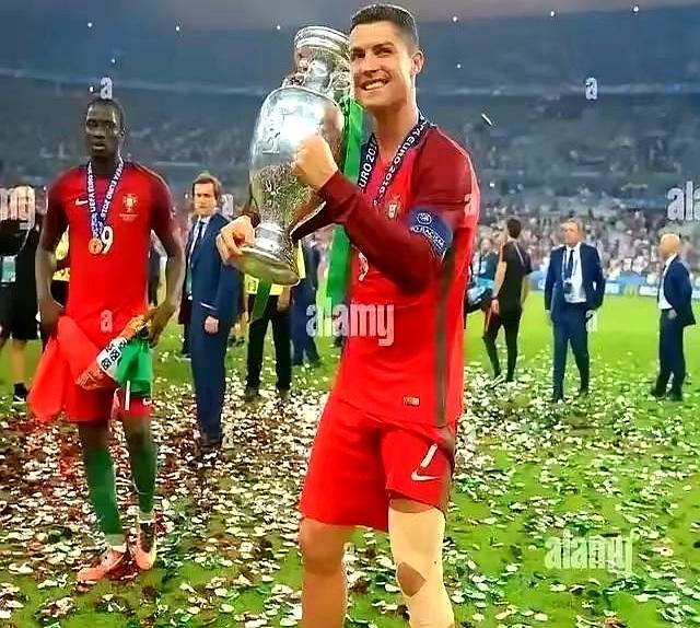 C罗世界杯5003是球迷对其世界杯表现的调侃。他扛着五届世界杯的期望走上