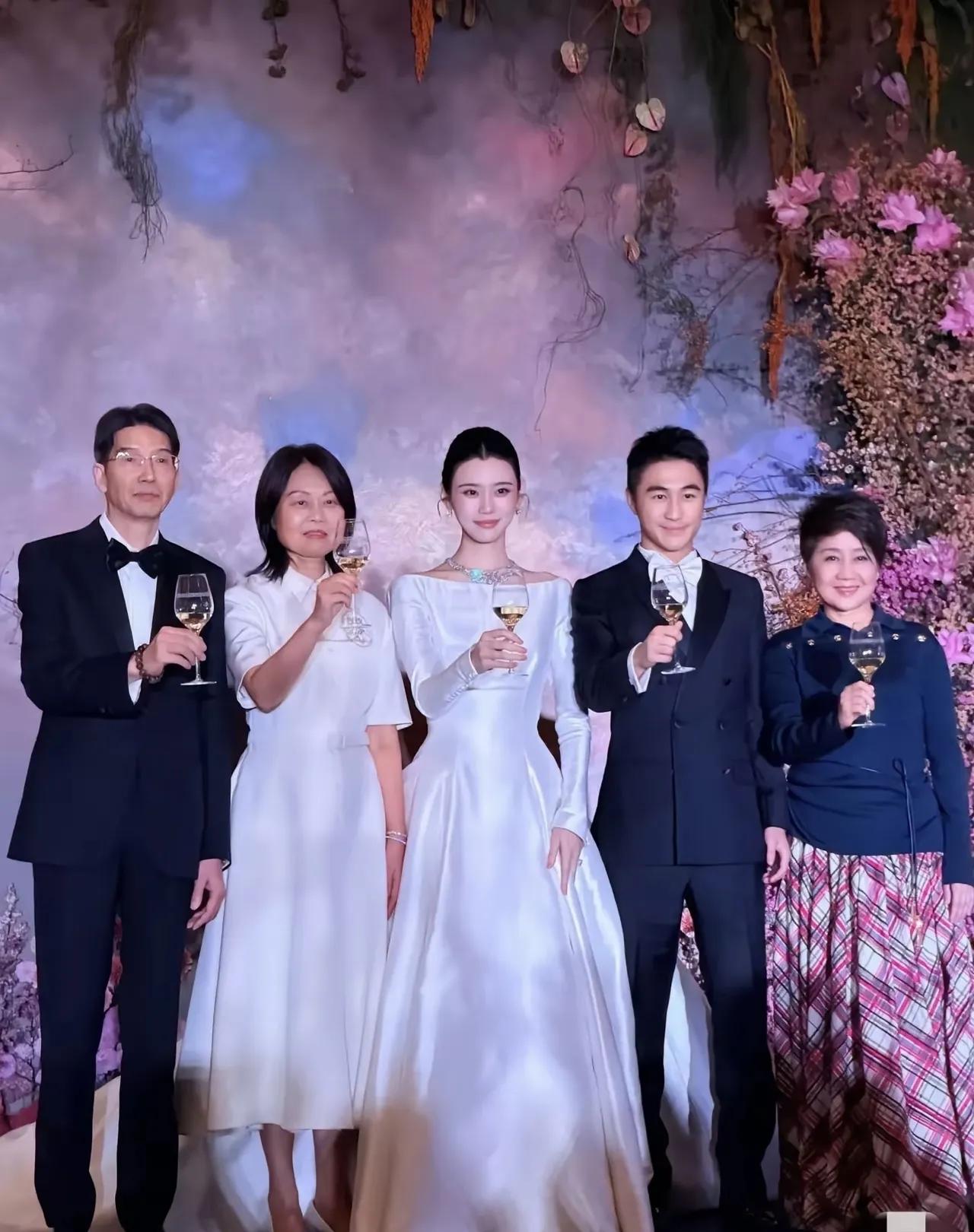 婚礼现场，所有人都在看新娘。结果我眼睛一直瞟向右边那个大妈。深蓝色毛衣，