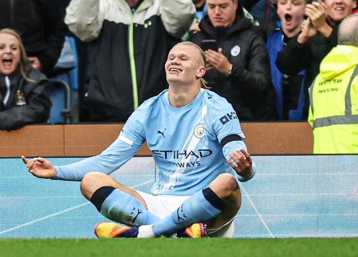 哈兰德是中锋，伊步也是中锋。但是哈宝性格温和，善良，有极强团队意识，很听从教练的