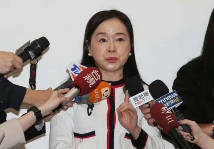 这个绿营害虫尤为无耻，如此判罚真是活该！这个女人是外省二代，却是个忽蓝忽绿的墙