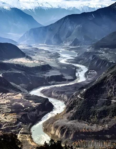 外媒认为中国开始在西藏建设大型水电站，此举可能会加剧与印度的关系。此外，外媒还认