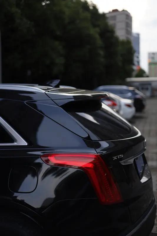 凯迪拉克XT5又上热搜了春节期间，一台凯迪拉克拉XT5在高速行驶的时候，掉下