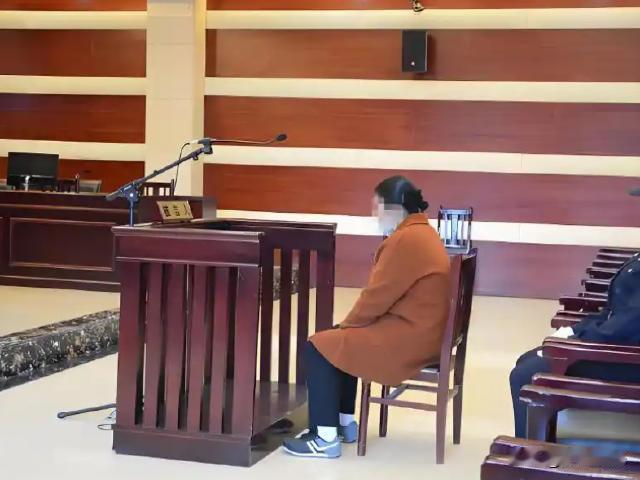 内蒙古，一位女子董某某，其丈夫张某某去世之后，董某某就把丈夫直接安葬在荒山处，既