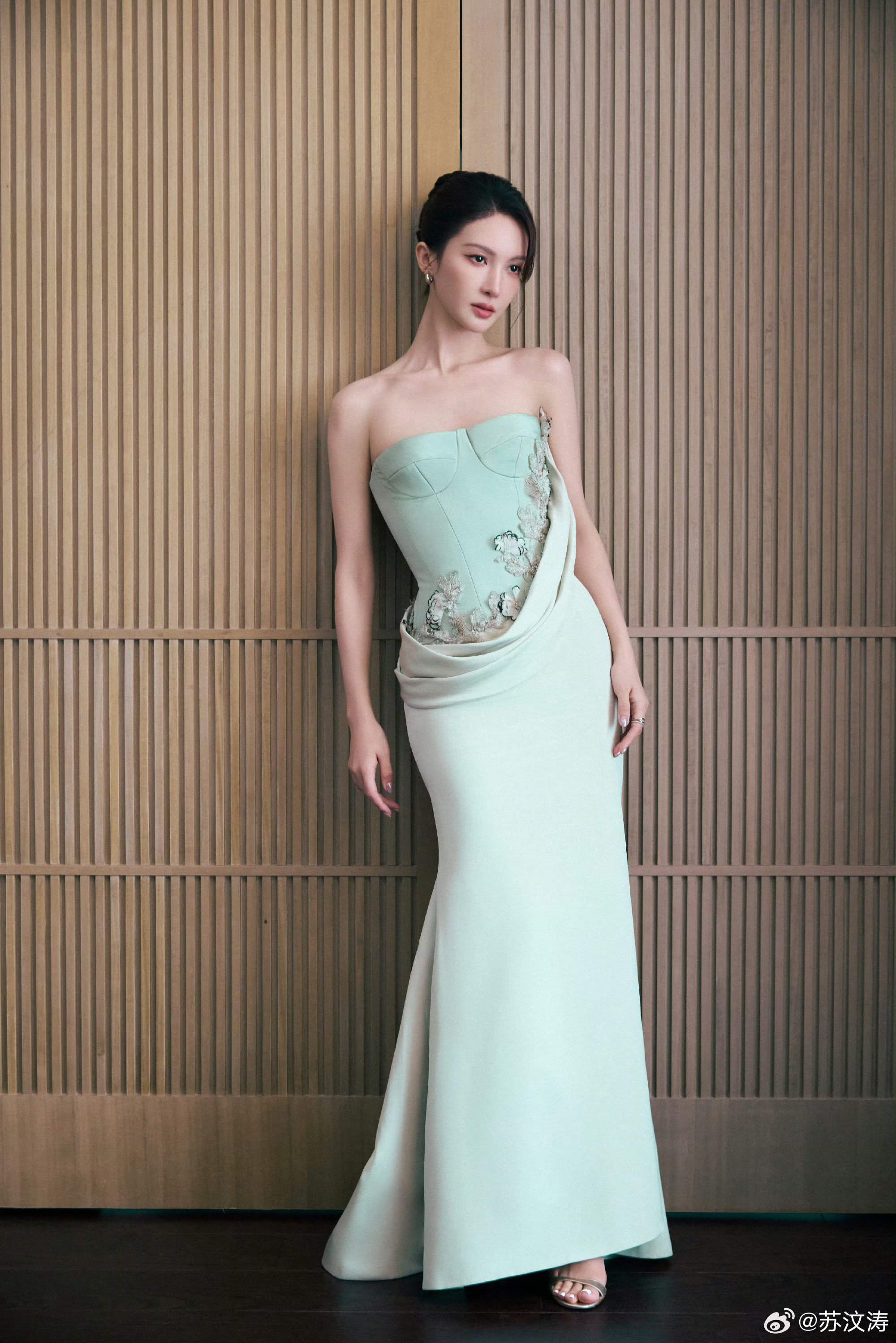 金晨怎么美成这样了这身绿裙盘发造型是美学教科书吧？身材曲线曼妙，气质优雅高贵，